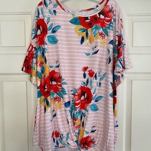EUC 2XL gorgeous floral and striped pattern top!